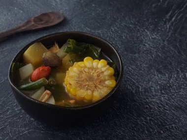 Sayur asem. Geleneksel Endonezya yiyeceğidir. Genç papaya, gnetum gnemon yaprakları ve meyve, chayote, uzun fasulye, taze Jackfruit, ekşi çorbalı tamarind meyvesi gibi birçok sebzeden yapılır.