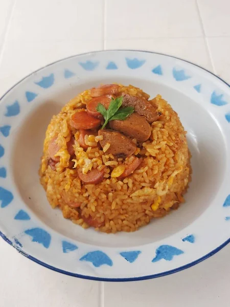 Smażony Ryż Jajkiem Kiełbasą Kulą Mięsną Tradycyjne Menu Śniadaniowe Indonezji — Zdjęcie stockowe