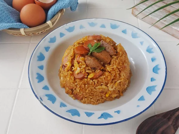 Gebratener Reis Mit Wurst Und Fleischbällchen Ist Das Traditionelle Frühstücksmenü — Stockfoto