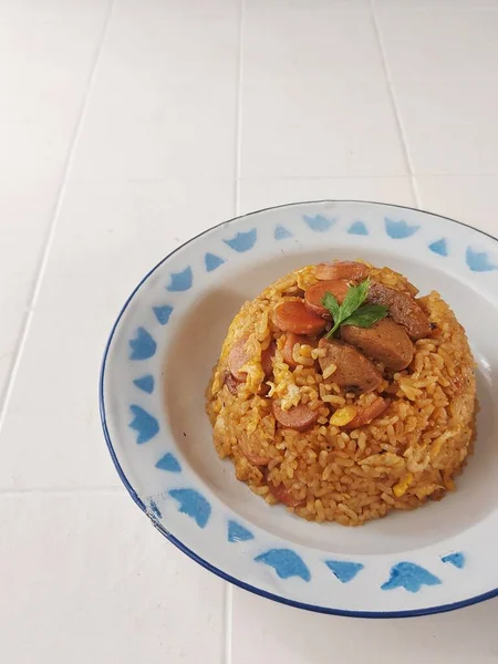 ソーセージ 肉ボールを使ったお米 インドネシアの伝統的な朝食メニューです エナメルプレートサバリーと甘い味で提供 — ストック写真