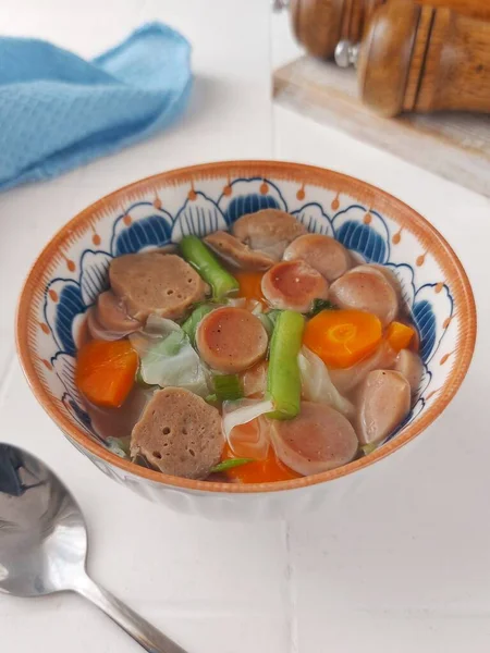 Zupa Kiełbasek Jest Autentyczne Domowe Jedzenie Indonezji Wykonane Niektórych Warzyw — Zdjęcie stockowe