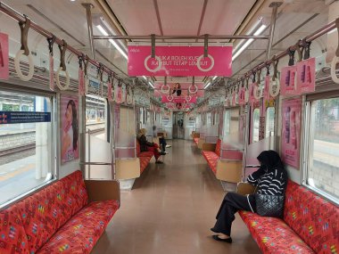 Jakarta, Endonezya-Ağustos 32023: Endonezya 'da kadınlar için özel taşıma tüneli