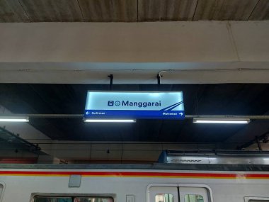 Jakarta, Endonezya-Ağustos 3-2023: Manggarai istasyon adı platformun çatısında asılı.