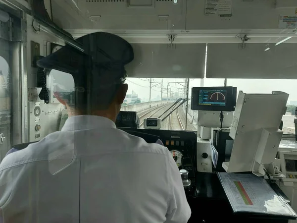 雅加达 2023年8月3日 机械师房间的气氛在通勤线上 一个机械师在值班 驾驶着火车的速度 — 图库照片