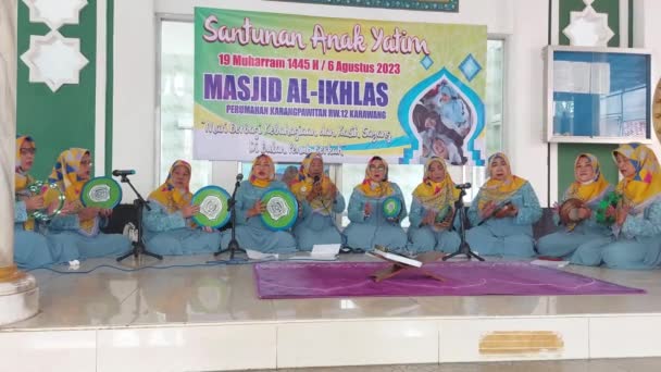 インドネシアのカラワンガスト 2023 ムハラームの月に孤児のためのチャリティーイベント イスラム教の宗教活動 — ストック動画