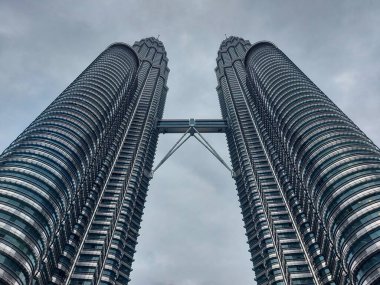 Kuala lumpur, Malezya-Ağustos 12 2023: Petronas Kulesi Menara Berkembar Petronasal, Petronas İkiz Kuleleri ve halk arasında KLCC İkiz Kuleleri.