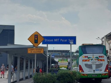 Kuala lumpur, Malezya-Ağustos 12 2023: pasar seni durağı. Kuala Lumpurthat 'de Kelana Jaya LineKJLand tarafından sunulan entegre bir hızlı ulaşım istasyonu. Kajang LineKGL 