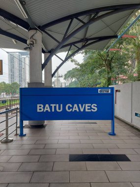 Batu mağaraları, Malezya-Ağustosu 12 Ağustos 2023: Batu Mağaraları Komuter istasyonu. Batu Mağaraları, Gombak İlçesi, Selangor, Malezya 'da eskiden Batu Mağara Demiryolu İstasyonu olarak bilinen Malezya banliyö tren istasyonu..