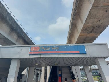 Kuala lumpur, Malezya-Ağustos 12 2023: pasar seni durağı. Kuala Lumpurthat 'de Kelana Jaya LineKJLand tarafından sunulan entegre bir hızlı ulaşım istasyonu. Kajang LineKGL 