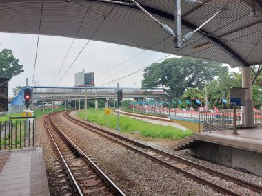 Batu mağaraları, Malezya-Ağustosu 12 Ağustos 2023: Batu Mağaraları Komuter istasyonu. Batu Mağaraları, Gombak İlçesi, Selangor, Malezya 'da eskiden Batu Mağara Demiryolu İstasyonu olarak bilinen Malezya banliyö tren istasyonu..