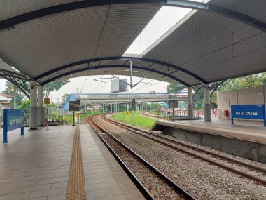 Batu mağaraları, Malezya-Ağustosu 12 Ağustos 2023: Batu Mağaraları Komuter istasyonu. Batu Mağaraları, Gombak İlçesi, Selangor, Malezya 'da eskiden Batu Mağara Demiryolu İstasyonu olarak bilinen Malezya banliyö tren istasyonu..