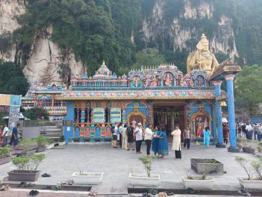 Batu mağaraları, Malezya-Ağustos 12 2023: Batu Mağaraları veya Pattumalai. Gombak, Selangor, Malezya 'da bir dizi mağara ve mağara tapınağı olan bir çeşit karstır.. 