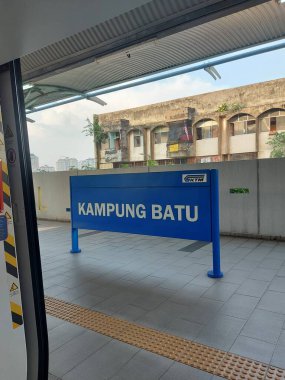 Kampung batu, 12 Ağustos 2023 Kampung Batu istasyonu. Batı yakasında yer alan ve adını Kampung Batu köyünden alan Malezya banliyö ve hızlı tren istasyonu. 