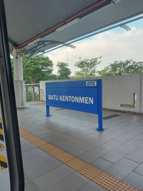 Batu kentonmen, Malezya-Ağustos 12 2023: Batu Kentonmen KTM Komuter İstasyonu. Seremban Line KTM Komuter tren istasyonunun bir parçasıdır.. 
