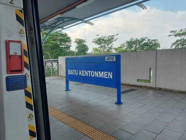 Batu kentonmen, Malezya-Ağustos 12 2023: Batu Kentonmen KTM Komuter İstasyonu. Seremban Line KTM Komuter tren istasyonunun bir parçasıdır.. 