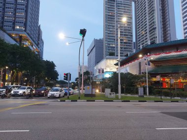 Singapur, Singapur-Ağustos 10 2023 Orchard Yolu. Singapur 'da indirimler, mağazalar ve lüks otellerin yanı sıra lüks butikler sağlayan bir perakende satış merkezidir..