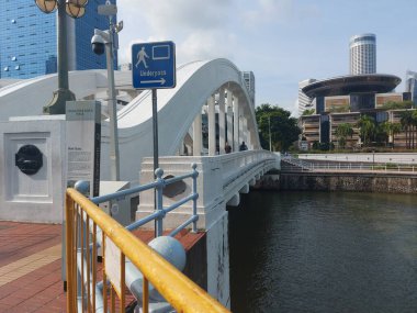 Singapur, Singapur-10 Ağustos 2023: Elgin Bridge.itis Araç Kutusu Girdabı Singapur Nehri 'nin karşısı