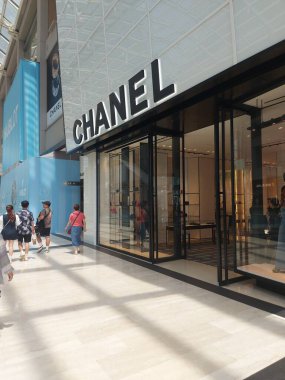 Singapur, Singapur-Ağustos 10 2023: Chanel mağazası marina körfezi kumlarında.