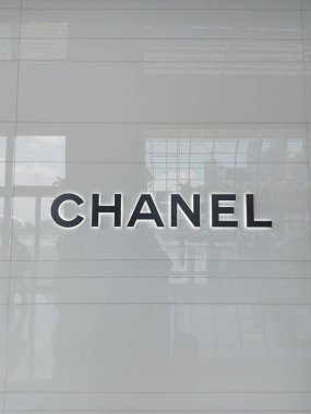 Singapur, Singapur-Ağustos 10 2023: Chanel mağazası marina körfezi kumlarında.
