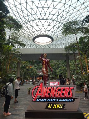 Jewel, Singapur-Ağustos 10 2023 Jewel Changi Havaalanı. Changi Havaalanı, Singapur 'un yolcu terminallerinden biriyle çevrili doğa temalı bir eğlence ve perakende tesisidir.