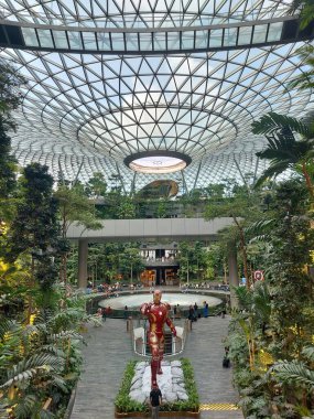 Jewel, Singapur-Ağustos 10 2023 Jewel Changi Havaalanı. Changi Havaalanı, Singapur 'un yolcu terminallerinden biriyle çevrili doğa temalı bir eğlence ve perakende tesisidir.