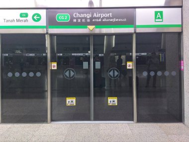 Changi Havaalanı, Singapur-Ağustos 10 2023 Changi Havaalanı MRT istasyonu. Changi Havalimanı ve onun tamamlayıcı yapısına hizmet veren bir yeraltı kitle hızlı ulaşım (MRT) istasyonudur.