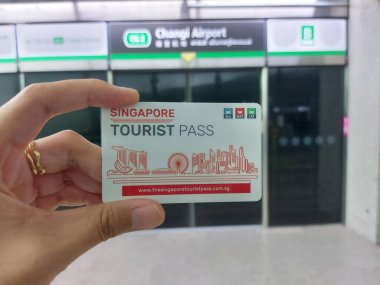 Singapur, Singapur-10 Ağustos 2023: Singapur Turizm Geçidi, Singapur 'da daha ucuza tatil yapmak isteyen turistler için ana durak kartı. Singapur 'da dolaşmak için 