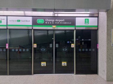 Changi Havaalanı, Singapur-Ağustos 10 2023 Changi Havaalanı MRT istasyonu. Changi Havalimanı ve onun tamamlayıcı yapısına hizmet veren bir yeraltı kitle hızlı ulaşım (MRT) istasyonudur.