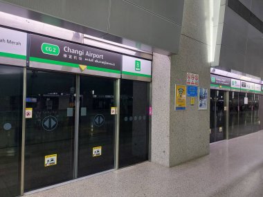Changi Havaalanı, Singapur-Ağustos 10 2023 Changi Havaalanı MRT istasyonu. Changi Havalimanı ve onun tamamlayıcı yapısına hizmet veren bir yeraltı kitle hızlı ulaşım (MRT) istasyonudur.
