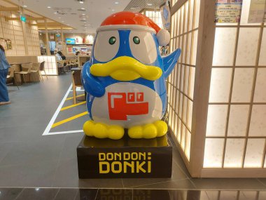 Changi, Singapur-Ağustos 10 Ağustos 2023: Don Donki ya da Don Kişot. Japonların en büyük indirimli mağaza zinciri Singapur 'da.