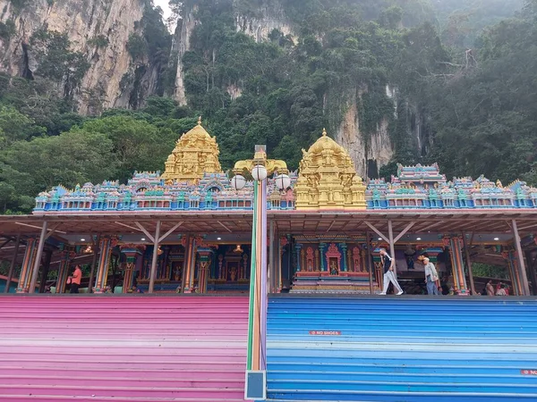 Batu mağaraları, Malezya-Ağustos 12 2023: Batu Mağaraları veya Pattumalai. Gombak, Selangor, Malezya 'da bir dizi mağara ve mağara tapınağı olan bir çeşit karstır.. 