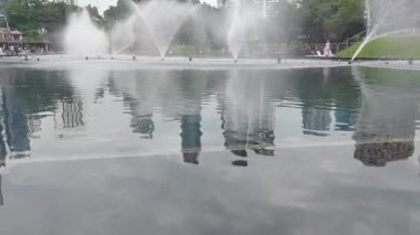 Kuala lumpur, 12 Ağustos 2023: TheKLCC Parkor Taman Suria KLCC. Anurban parkı Kuala Lumpur Şehir Merkezi, Kuala Lumpur, Malezya. Petronas Twin 'e yeşillik sağlamak ve çevresini sarmak için tasarlandı.