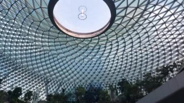 Jewel, Singapur-Ağustos 10 2023 Jewel Changi Havaalanı. Changi Havaalanı, Singapur 'un yolcu terminallerinden biriyle çevrili doğa temalı bir eğlence ve perakende tesisidir.