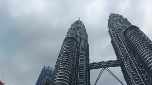 Kuala Lumpur Malezja Sierpień 2023 Petronas Towersor Menara Berkembar Petronosal — Wideo stockowe