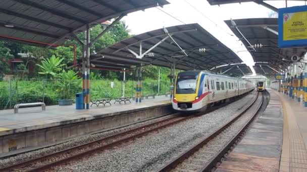 吉隆坡 马来西亚8月12日2023 Ktm Komuter Acommuter Railsystem Malaysiaoperated Keretapi Tanah Melayu — 图库视频影像
