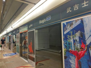 Bugis, Singapur-14 Ağustos 2023, Bugis MRT istasyonu. Doğu Batı (EWL) ve Downtown (DTL) hatlarında bulunan bir yeraltı kitle hızlı geçiş istasyonudur.. 