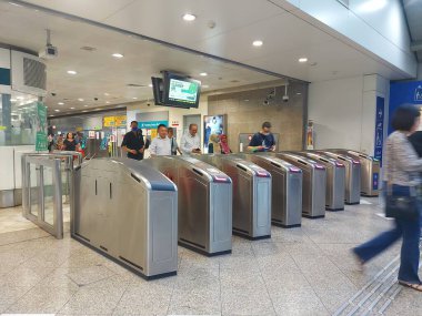 Bugis, Singapur-14 Ağustos 2023, Bugis MRT istasyonu. Doğu Batı (EWL) ve Downtown (DTL) hatlarında bulunan bir yeraltı kitle hızlı geçiş istasyonudur.. 