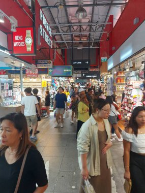 Bugis, Singapur-14 Ağustos 2023 Bugis Caddesi Pazarı. Singapur 'da hediyelik eşya, aksesuar, giysi, elektronik eşya vesaire için en ucuz yerlerden biri olarak bilinir.