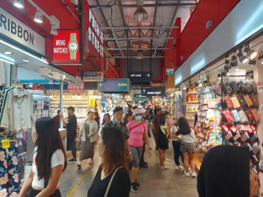 Bugis, Singapur-14 Ağustos 2023 Bugis Caddesi Pazarı. Singapur 'da hediyelik eşya, aksesuar, giysi, elektronik eşya vesaire için en ucuz yerlerden biri olarak bilinir.