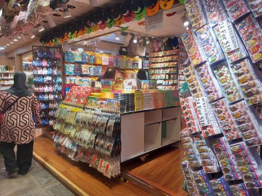 Bugis, Singapur-14 Ağustos 2023 Bugis Caddesi Pazarı. Singapur 'da hediyelik eşya, aksesuar, giysi, elektronik eşya vesaire için en ucuz yerlerden biri olarak bilinir.