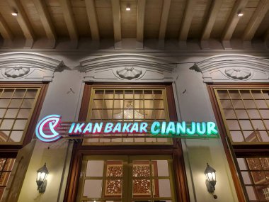 Semarang, Endonezya-Ağustos 31 2023: ikan bakar cianjur at kota lama, semarang. Eski moda atmosferi olan lezzetli yemekler sunan bir restoran. 