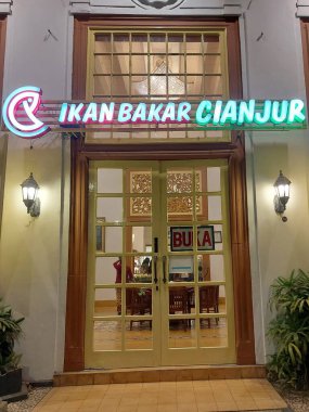 Semarang, Endonezya-Ağustos 31 2023: ikan bakar cianjur at kota lama, semarang. Eski moda atmosferi olan lezzetli yemekler sunan bir restoran. 