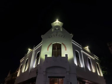 Semarang, Endonezya-Ağustos 31-2023: H. Spiegel Binası. Hollanda sömürge döneminden kalma bir yapı. JI 'da bulundu. Letjend Soeprapto hayır. 34, Semarang Eski Kasabası. Şimdi, bar ve bistro oldu.