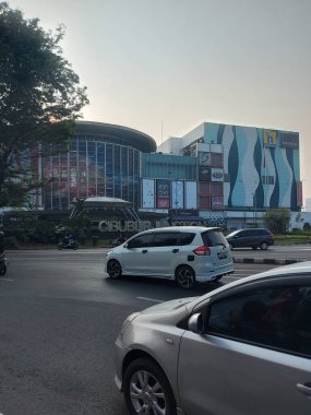 Cibubur, Endonezya-Eylül 3-2023: Cibubur kavşağı. Cibubur 'da bir alışveriş merkezi.