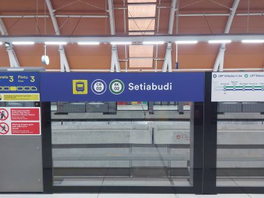 Jakarta, Endonezya-Eylül-3-2023: The Jabodebek LRTorGreater Jakarta LRT. Endonezya 'nın başkenti Büyük Jakarta' da hızlı ulaşım sistemidir..