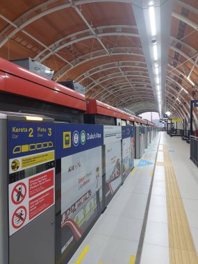 Jakarta, Endonezya-Eylül-3-2023: The Jabodebek LRTorGreater Jakarta LRT. Endonezya 'nın başkenti Büyük Jakarta' da hızlı ulaşım sistemidir..