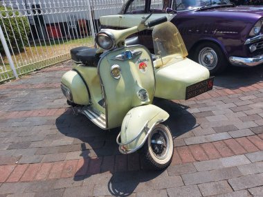 Semarang, Endonezya-Eylül 22023: sepet. Amotorcycle, scooter, orbike 'a bağlı tek tekerlekli bir cihaz. Bu da bütün aracı üç tekerlekli bir araç yapıyor. Buna akombinasyon denir.