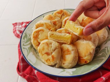 Bakpia Patikası. Endonezya 'dan etkilenen küçük yuvarlak şekilli bir Çin böreği. Genellikle mung fasulyeleriyle doldurulur, ama son zamanlarda çikolata, durian ve peynir gibi başka dolgular da geldi.. 
