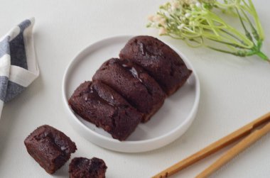 kue balok lumer. Geleneksel Endonezya yemeği. Sokak yemekleri kadar ünlü ve popülerdir. Pastanın içinde erimiş çikolata ile tatlı bir tat.