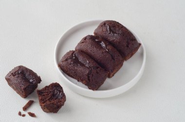 kue balok lumer. Geleneksel Endonezya yemeği. Sokak yemekleri kadar ünlü ve popülerdir. Pastanın içinde erimiş çikolata ile tatlı bir tat.